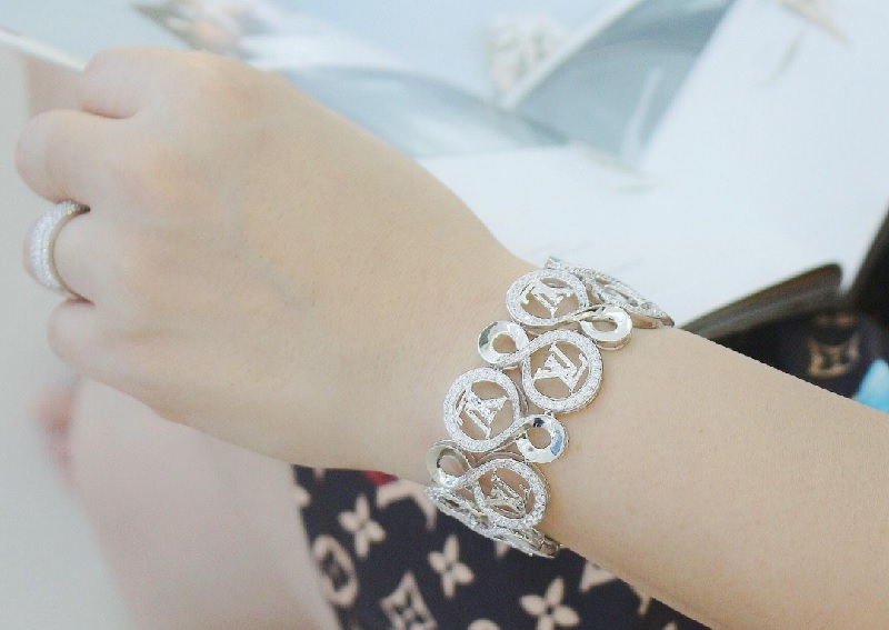 Lựa lắc tay theo dáng bàn tay